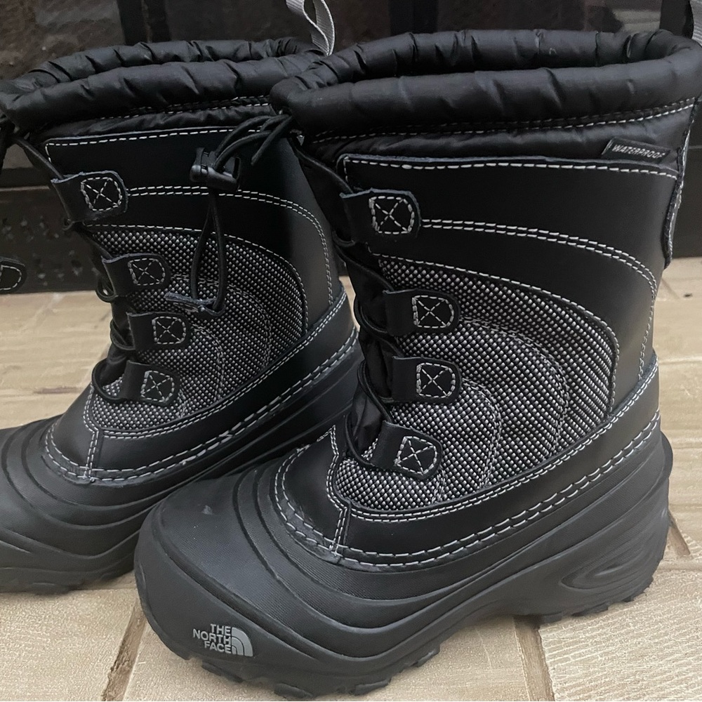 North face snow boots size 1 kids